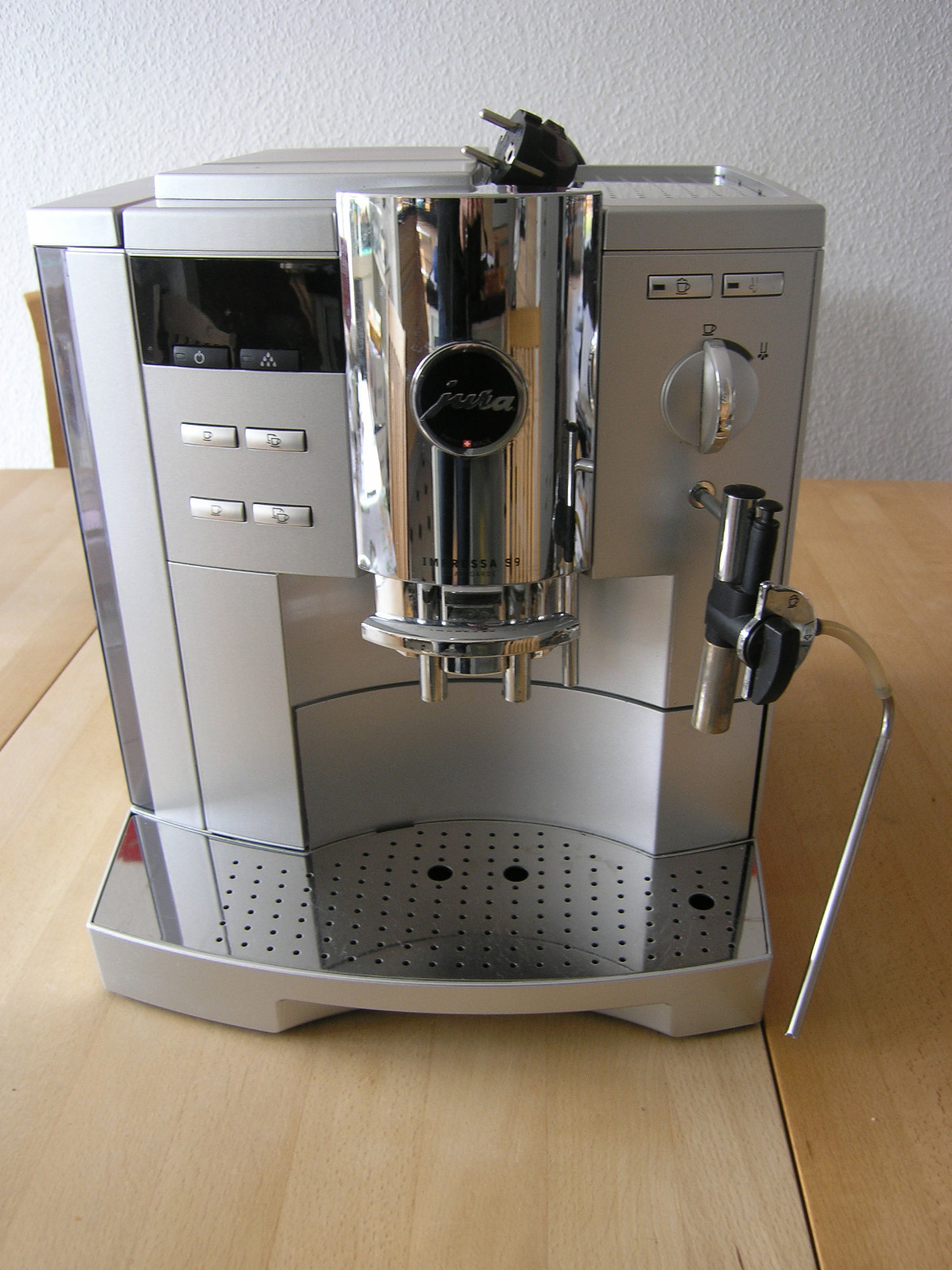 Фото автоматической кофемашины Jura (Юра) с капучинатором