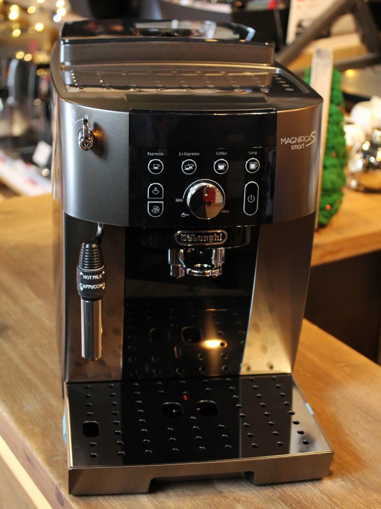 Фото автоматической кофемашины Delonghi (ДеЛонги) с капучинатором